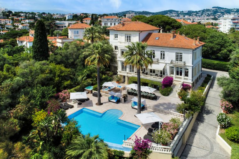 View of villa in southern france with a pool