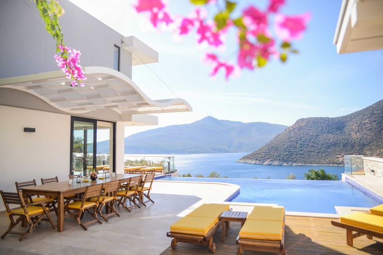 Turkey villa with a pool overlooking the sea